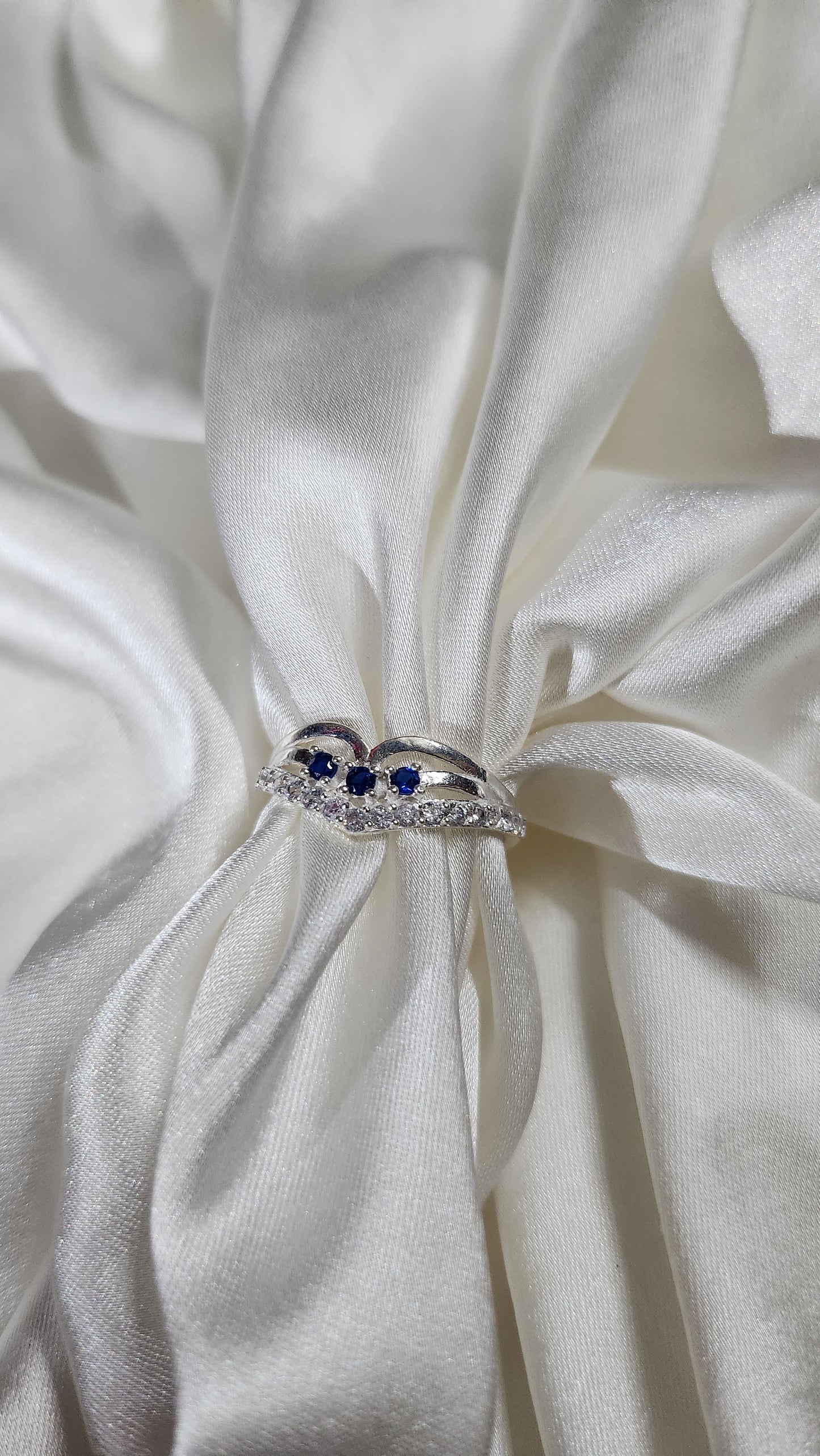 Vintage-Inspired Blue Sapphire & CZ Accent Ring | Tiara Design